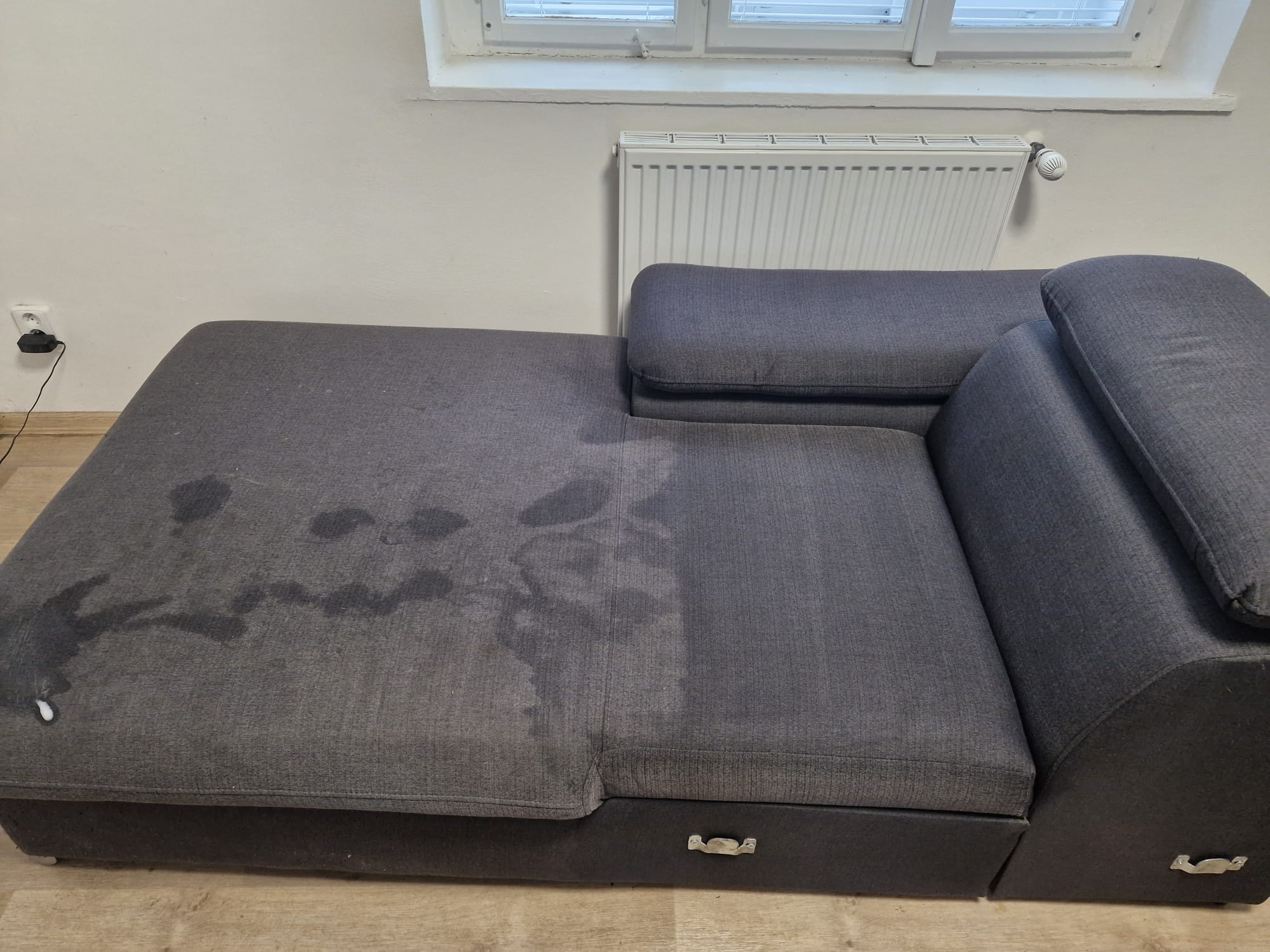 Sedačka před čištěním